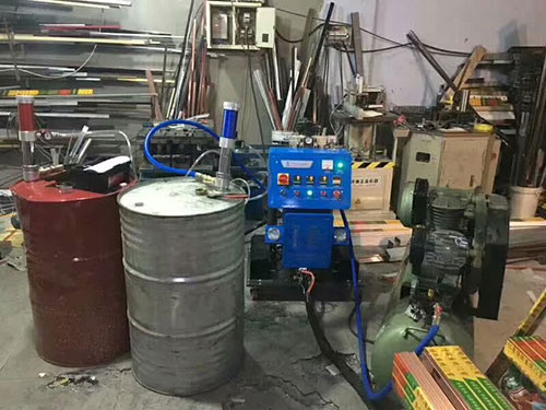 江蘇聚氨酯發(fā)泡機(jī)廠家直銷 九旭質(zhì)優(yōu)價(jià)廉(圖1) 河北聚氨酯發(fā)泡機(jī)施工案例