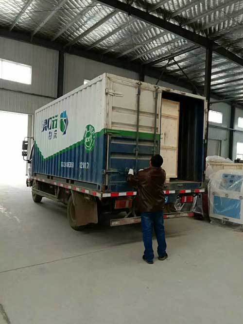 江蘇省南京市聚脲聚氨酯兩用噴涂機發(fā)貨(圖4) 江蘇省南京市聚脲聚氨酯兩用噴涂機裝車發(fā)貨中