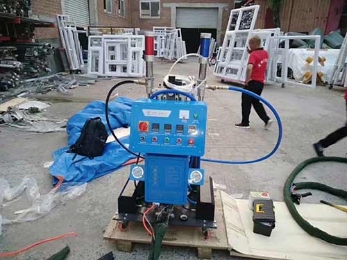 河北聚氨酯噴涂機(jī)械 規(guī)模大的廠家市場價格(圖1) 聚氨酯用于外墻保溫噴涂設(shè)備