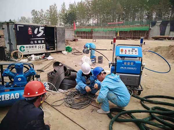 哪種噴涂機能噴聚脲防腐和聚氨酯保溫材料(圖1) 聚脲和聚氨酯兩用噴涂機H5600(T)型安裝培訓
