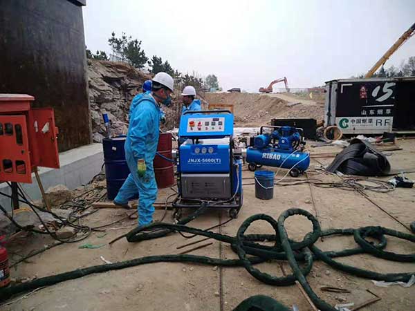 聚脲噴涂機JNJX-H5600(T)型液壓驅(qū)動(圖3) H5600(T)室外形象墻防腐施工