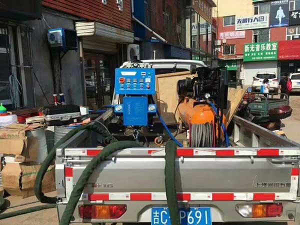 常見建筑外墻保溫有哪幾種形式?聚氨酯保溫每平米價(jià)格是多少(圖1) 建筑保溫聚氨酯施工噴涂機(jī)施工現(xiàn)場